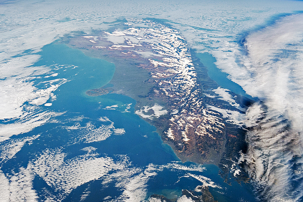 Khác với miệng núi lửa là kết quả của các vụ nổ hoặc sự sụp đổ từ bên trong, các hố va chạm đặc biệt nhô cao ở các rìa và đáy có địa hình thấp hơn địa hình xung quanh.