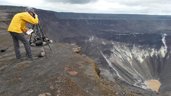 Nhiều mảnh thủy tinh thiên thạch hình giọt nước cũng được thu thập trong lớp trầm tích này.