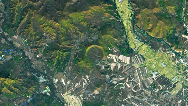 Kết quả khảo sát cho thấy một cấu trúc địa chất ở dãy núi Lesser Xing'an có kết cấu như một vùng trũng được tạo nên do tác động mạnh từ phía trên: một miệng hố va chạm rõ ràng và sắc nét, hình lưỡi liềm.