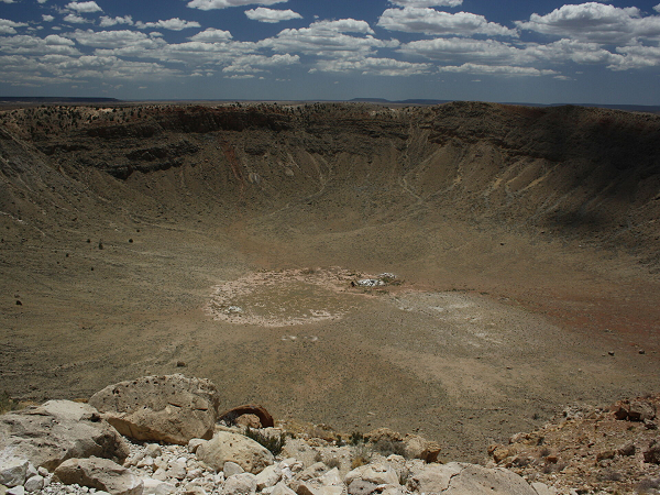 Để thu thập trầm tích, các nhà khoa học đã khoan một lõi ở trung tâm miệng hố va chạm.