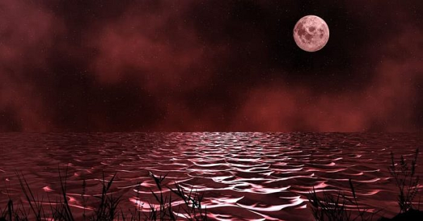 Đối với những người yêu thiên văn học thì trăng máu là một hiện tượng tuyệt vời đáng để chiêm ngưỡng. Tuy nhiên theo một số tôn giáo cho rằng việc trăng máu xuất hiện lúc nửa đêm là báo hiệu cho ngày tận thế sắp đến.