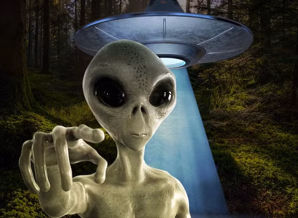 Kevin Randle và Don Schmitt, các nhà nghiên cứu về UFO, đã xuất bản một bài viết thú vị theo chủ đề NORAD. Bài viết dẫn ra một nguồn tin nội bộ từ một người đã từng làm việc tại NORAD đã có cơ hội xem một số tài liệu tuyệt mật.