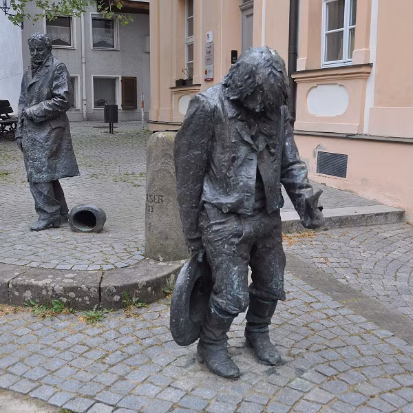 Kaspar khẳng định rằng bản thân chưa bao giờ gặp người chăm sóc bí ẩn của mình, hoặc bất kỳ con người nào khác và đã dành cả cuộc đời mình trong căn phòng giam tối tăm chật hẹp đó chỉ với một vài món đồ chơi nhỏ bằng gỗ để bầu bạn.