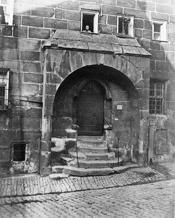 Cậu bé này cũng từ chối mọi loại đồ ăn thức uống, ngoại trừ nước và bánh mì. Ngoài ra, Kaspar chỉ thể hiện sự hiểu biết thô sơ về các hành động bình thường hàng ngày như chải chuốt cơ bản và cũng chỉ có thể đọc được một vài từ cơ bản.