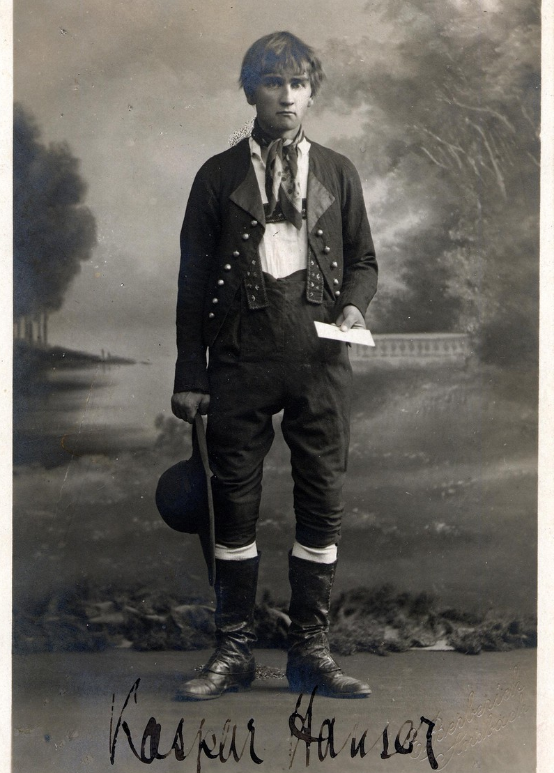 Ngày 26/5/1828, một cậu bé không rõ danh tính ở tuổi thiếu niên được phát hiện đang lang thang trên đường phố Nuremberg, Đức. Điều đáng chú ý là thái độ kỳ lạ của cậu bé. Cậu tỏ ra bối rối và trên tay cầm một bức thư gửi cho Đại úy von Wessenig, đội trưởng của phi đội 4 thuộc đơn vị kỵ binh số 6.