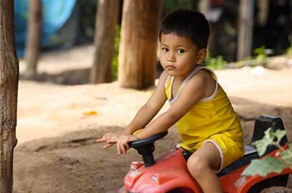 Chanai Choomalaiwong người Thái Lan. khi lên 3 cậu bé bắt đầu nói rằng tiền kiếp của cậu là thầy giáo tên là Bua Kai, người đã bị bắn và giết chết khi đang lái xe đến trường. Cậu bé cầu xin được đưa đến chỗ cha mẹ của thầy Bua Kai, người mà cậu bé xem như cha mẹ của mình.Cậu bé biết ngôi làng mà họ sống và cuối cùng đã thuyết phục được bà của cậu đưa đến đó.