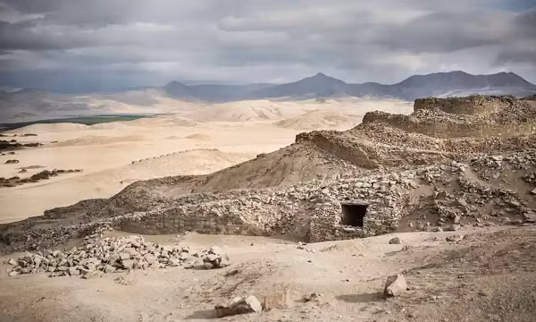 Các cuộc khai quật đã phát hiện ra đồ gốm, vỏ sò và các đồ tạo tác khác gần một khe hở ở điểm quan sát phía tây. Mặt trời chỉ xuất hiện trong một hoặc hai ngày trong mỗi khoảng trống giữa các tòa tháp, và mất sáu tháng để đi từ đầu này đến đầu kia của cấu trúc.ư