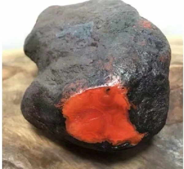 Nam Hồng là loại mã não quý nhất trong các dòng mã não, là mã não duy nhất có tên riêng. Nhận được sự ưu ái này là bởi vì chất đá Nam Hồng có độ cứng ổn định, tính chất gần với Ngọc nên có nơi còn gọi là Ngọc Nam Hồng.