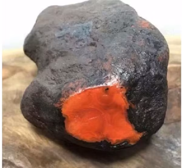 Nam Hồng là loại mã não quý nhất trong các dòng mã não, là mã não duy nhất có tên riêng. Nhận được sự ưu ái này là bởi vì chất đá Nam Hồng có độ cứng ổn định, tính chất gần với Ngọc nên có nơi còn gọi là Ngọc Nam Hồng.