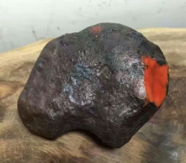 Vào cuối triều đại nhà Thanh, nguồn cung trở nên gần như cạn kiệt, và mã não nam hồng dần biến mất khỏi thị trường. Những viên đá được tìm thấy rất nhỏ cũng trở nên có giá trị.