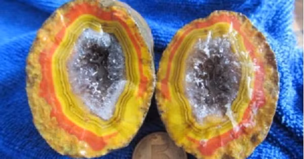 Mã não Nam Hồng thường được tìm thấy ở Vân Nam, Tứ Xuyên và một số khu vực dọc sông Dương Tử. Điểm đặc biệt của loại mã não này là chúng mang đặc trưng của mã não nhưng ngậm các tinh thể thạch anh biến chất thành ngọc nên còn được gọi là ngọc.