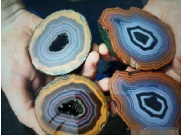 Bên trong những hòn đá là phần lõi màu đỏ, một số viên thì có đường vân đẹp tuyệt. Tuy nhiên, trong cả đống đá lớn, số viên có đường vân rất ít. Sau khi tìm hiểu, ông biết được số đá này chính là mã não Nam Hồng quý hiếm.