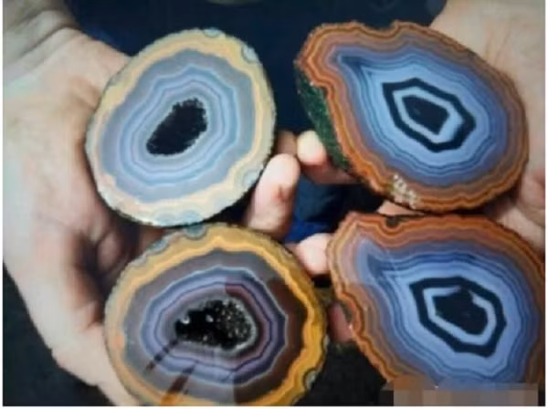 Bên trong những hòn đá là phần lõi màu đỏ, một số viên thì có đường vân đẹp tuyệt. Tuy nhiên, trong cả đống đá lớn, số viên có đường vân rất ít. Sau khi tìm hiểu, ông biết được số đá này chính là mã não Nam Hồng quý hiếm.