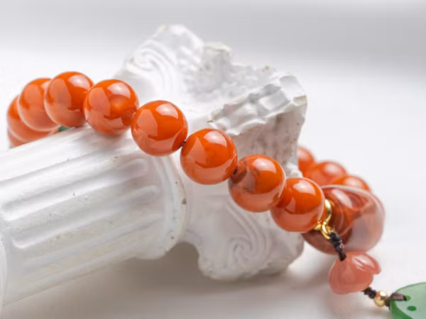 Điểm đặc biệt của loại mã não này là chúng mang đặc trưng của mã não nhưng ngậm các tinh thể thạch anh biến chất thành ngọc nên còn được gọi là ngọc.