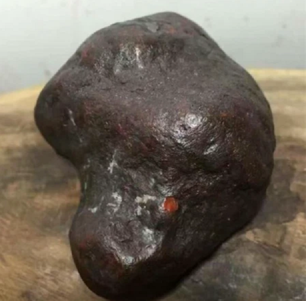 Mã não Nam Hồng bắt đầu trở nên phổ biến từ thời Tây Hán. Một lượng lớn trang sức mã não Nam Hồng được phát hiện trong một nghĩa trang chỉ dành riêng cho quý tộc tại tỉnh Sơn Tây. Chứng tỏ nó rất quý và được ưa chuộng.