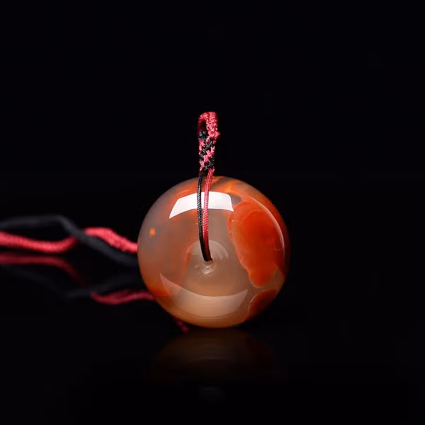 Trong văn hóa Phật giáo, mã não đỏ được cho là sợi dây liên kết với thần linh và truyền cảm hứng cho sự can đảm và niềm tin tới con người. Đối với người Trung Quốc nói riêng thì màu đỏ là hiện thân của sự thịnh vượng, mang lại may mắn và tránh khỏi bất hạnh.