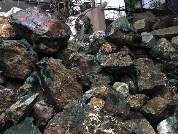 Loại ngọc này được tìm thấy lần đầu vào thời Chiến Quốc. Sau được khai thác và chế tác thành các vật phẩm dùng để tặng cho các chiến tướng chiến thắng trong các trận giao tranh bởi chúng có màu đỏ tượng trưng cho chiến thắng. Về sau, người ta thường gọi chúng dưới cái tên Ngọc Chiến Quốc.