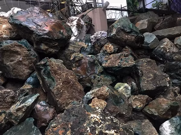 Loại ngọc này được tìm thấy lần đầu vào thời Chiến Quốc. Sau được khai thác và chế tác thành các vật phẩm dùng để tặng cho các chiến tướng chiến thắng trong các trận giao tranh bởi chúng có màu đỏ tượng trưng cho chiến thắng. Về sau, người ta thường gọi chúng dưới cái tên Ngọc Chiến Quốc.