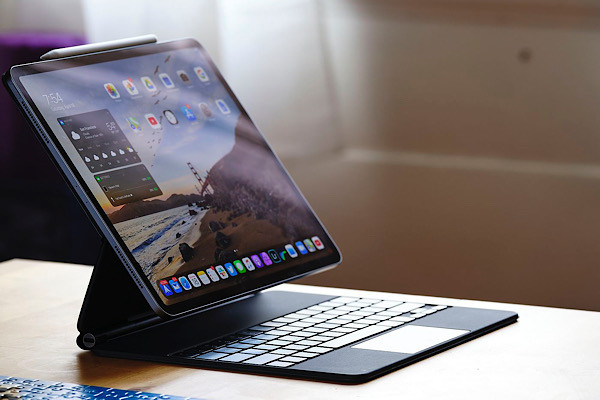 Trong khi đó, Apple vẫn chưa có tín hiệu nào cho thấy đang phát triển một chiếc iPhone màn hình gập, để cạnh tranh với dòng Galaxy Z Fold của Samsung.