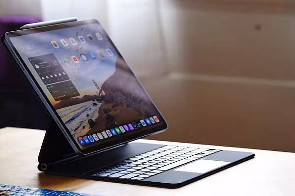 Trong khi đó, Apple vẫn chưa có tín hiệu nào cho thấy đang phát triển một chiếc iPhone màn hình gập, để cạnh tranh với dòng Galaxy Z Fold của Samsung.