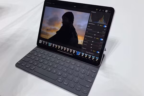 Intel là một công ty khác dường như có kế hoạch lớn cho việc phát triển máy tính gập lại. Tại CES 2022, công ty đã công bố Intel Evo sẽ được thiết kế cho PC có màn hình gập lại.