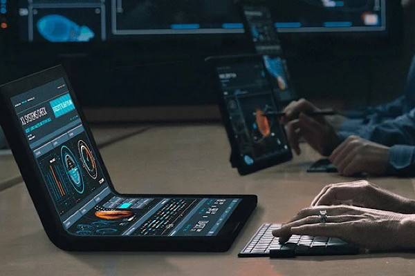 Mark Gurman cho biết “Công ty có thể sử dụng một màn hình 20 inch có thể gập lại được gắn với bàn phím vật lý hoặc chỉ có một mặt của màn hình làm bàn phím ảo...