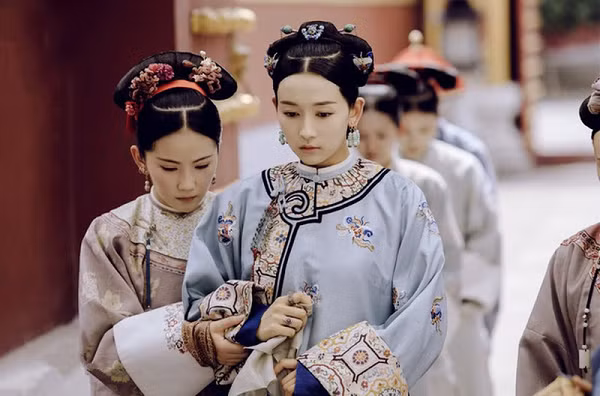 Cơ hội này cũng không hẳn là không thể có khả năng. Bởi việc hầu hạ súc miệng cho hoàng đế đều diễn ra hàng ngày.