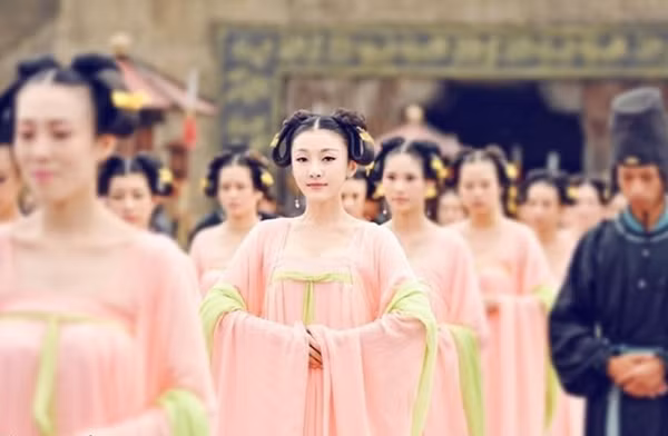 Đối với các cung nữ mà nói đương nhiên đây là lợi ích mà ai cũng muốn có được. Vì thế bọn họ mới tranh nhau phần việc hầu hạ hoàng đế súc miệng. Phần trà thừa có thể mang đến cho họ một khoản hậu hĩnh.