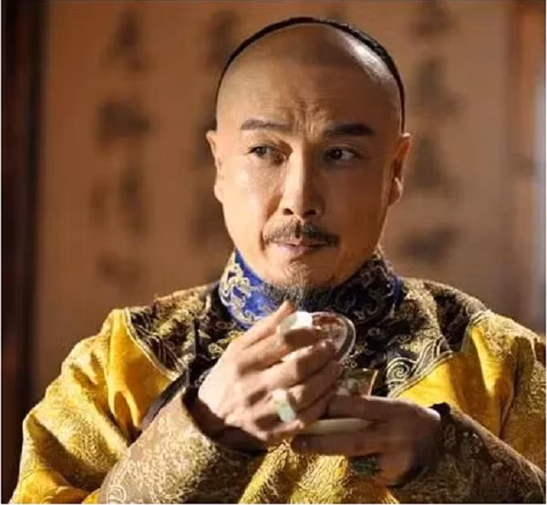 Vậy tại sao công việc này lại khiến các cung nữ phải tranh nhau? Thứ nhất, loại trà dùng để “rửa lỗ rồng” cho hoàng đế phải là trà hảo hạng loại một. Loại lá trà này cho dù đã bị ngâm qua hai lần nước nhưng mang đi phơi khô vẫn bán được với giá tốt ở ngoài cung.