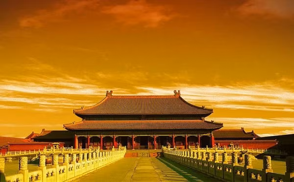 Mãi cho đến khi nó được cải tạo thành Bảo tàng Cố Cung ở Bắc Kinh ngày nay, các bí mật mới dần dần được tiết lộ với thế giới. Trong số vô vàn những bảo vật trân quý còn lưu lại trong Cố Cung, có 1 khối đá đặc biệt mang giá trị rất lớn.