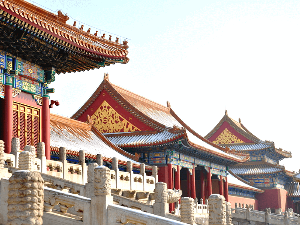 Thứ ba, trên mặt đá Tạo Vân có rất nhiều nét bút tích được khắc lên bởi những nhân vật nổi tiếng trong lịch sử. Cụ thể, những nhân vật này đến từ thời nhà Nguyên và nhà Minh.