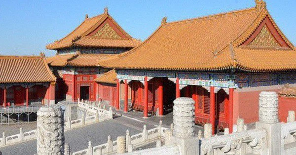 Nguyên nhân thứ hai tạo nên giá trị trân quý của đá Tạo Vân là bởi hình dạng đặc biệt của nó. Vẻ bên ngoài của khối đá là một lớp hoa văn uốn lượn bồng bềnh như những đám mây trôi lơ lửng trên bầu trời.