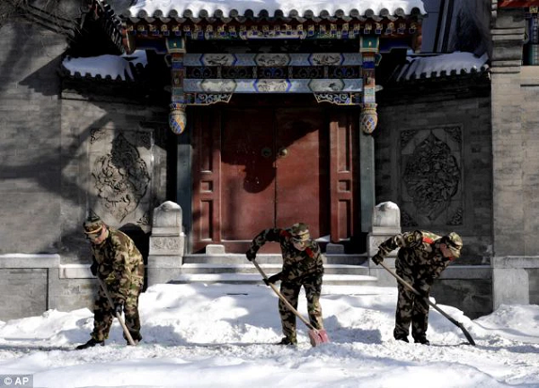 Đó là đá Tạo Vân. Năm 1935, trong kỳ thứ 433 và 434 của tập "Tuần san Cố Cung" từng nhắc đến khối đá trân quý này. Theo đó, đá Tạo Vân khoác lên mình một "tấm áo" màu nâu sẫm với chiều cao 1 thước 9 tấc, rộng 2 thước 1 tấc 1 phân. (1 thước = 1/3m, 1 tấc = 10 phân, 1 phân = 10mm).