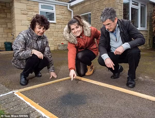 Chị Hannah Wilcock đã bất ngờ phát hiện những viên đá màu đen kỳ lạ trước cửa nhà. Ban đầu gia đình chị cho rằng đó là cục than do hàng xóm nướng thịt làm rơi.