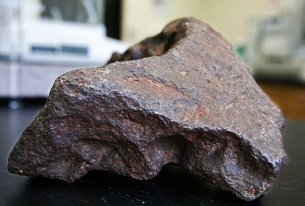 Tương tự các vật thể có chứa thành phần gốc CM2 thông thường, thiên thạch Winchcombe chứa những vật liệu đầu tiên hình thành trong tinh vân mặt trời mà từ đó Hệ mặt trời của chúng ta được tạo ra.