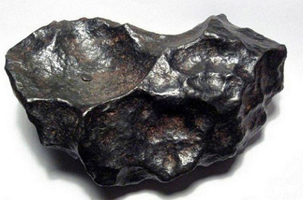 Theo tiến sĩ Mark Sephton, nhà sinh vật học vũ trụ tại Đại học Hoàng gia London, chúng có khả năng đã rơi xuống Trái đất từ thuở sơ khai, là đại diện cũng như là phần còn sót lại của những phản ứng hóa học đầu tiên tạo ra sự sống trong thời kỳ sơ khai của Hệ mặt trời.