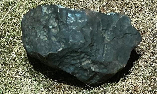 Tuy nhiên chúng phần lớn đã được bán cho các nhà sưu tập tư nhân, chỉ có một mẩu thiên thạch nặng 100g được giữ lại để trưng bày trong bảo tàng, phục vụ khách tham quan.