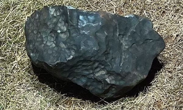 Tuy nhiên chúng phần lớn đã được bán cho các nhà sưu tập tư nhân, chỉ có một mẩu thiên thạch nặng 100g được giữ lại để trưng bày trong bảo tàng, phục vụ khách tham quan.