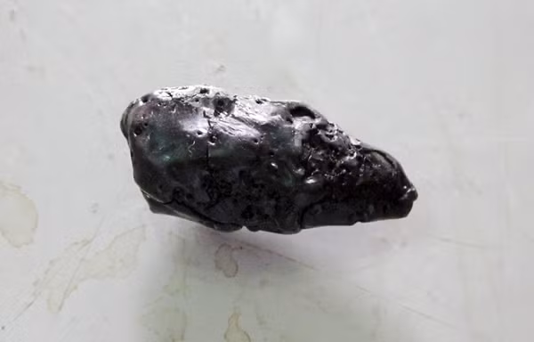 Một số thiên thạch có kích thước lớn, phần nhân bên trong khó bị bốc hơi hoặc là chưa bị bốc cháy tới phần bên trong khi va chạm với bầu khí quyển, nên các thiên thạch thường ở trạng thái rắn hoặc hình khối, không có hình dạng nhất định.