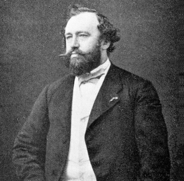 Adolphe Sax lớn lên trong không khí đầy âm nhạc và trở nên cực kì hứng thú. Jo Santy đến từ Bảo tàng Nhạc Cụ ở Brussels để ý rằng từ khi còn nhỏ, Sax đã có thể dùng xưởng của cha mình để tự đúc những nhạc cụ.