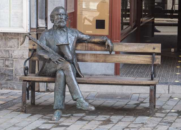 Năm lên 10 tuổi, Sax rơi xuống sông và suýt chết đuối nếu như không mắc kẹt gần một cái cối xay gió và được một người nông dân tốt bụng nhảy xuống cứu.