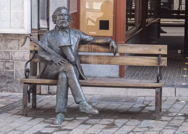 Năm lên 10 tuổi, Sax rơi xuống sông và suýt chết đuối nếu như không mắc kẹt gần một cái cối xay gió và được một người nông dân tốt bụng nhảy xuống cứu.