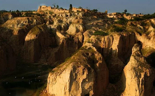 Những dấu tích này hé lộ về một nền văn minh chưa từng biết trong đó những hominin cổ đại chuyên khai thác đất son và chế tạo những lưỡi kiếm đá.