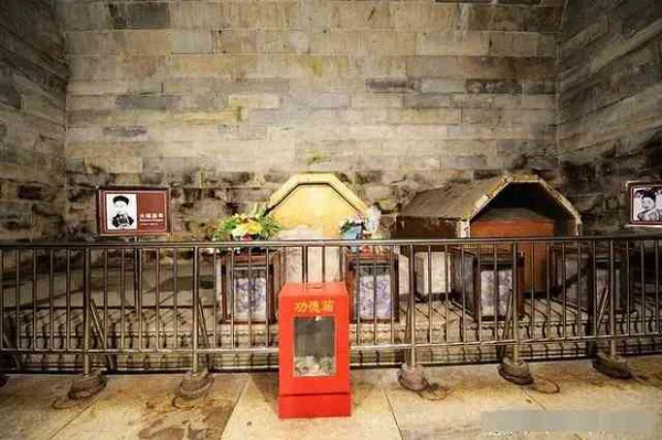 Sau khi ăn phải chất độc này sẽ lập tức xuất hiện các triệu chứng đau bụng, nôn mửa khiến chức năng tim phổi bị giảm sút, trong các trường hợp thông thường sẽ chết trong 1 tiếng đồng hồ. Thế nên ngay cả chuyên gia cũng nói ông chết thực sự quá thê thảm.