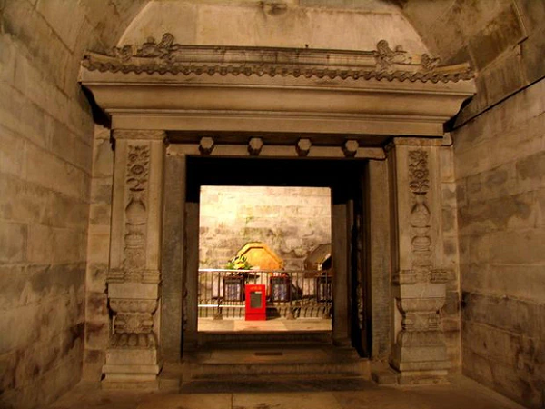 Điều này cho thấy ông đã dùng một hàm lượng lớn chất asen nên mới chết, khiến cho nồng độ asen ở tóc mới nhiều như thế. Asen chính là chất kịch độc.