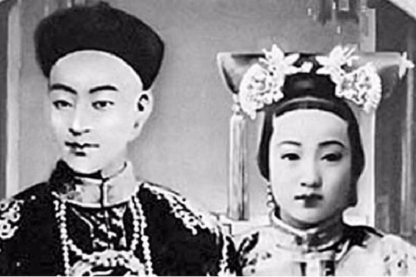 Là hoàng đế nhưng thực chất, cả cuộc đời Quang Tự chỉ là bù nhìn và bị Từ Hi Thái hậu điều khiển hoàn toàn. Nhà vua cũng khao khát quyền lực và hy vọng có thể thay đổi Trung Quốc lúc bấy giờ nhưng ông không bao giờ thoát khỏi sự kiểm soát của Từ Hi.