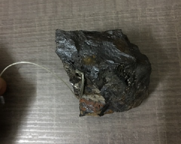 Ông cho rằng đây là một thỏi nam châm nhưng nó lại giống một hòn đá. Lão nông mang hòn đá này tới nhờ chuyên gia thẩm định giúp.