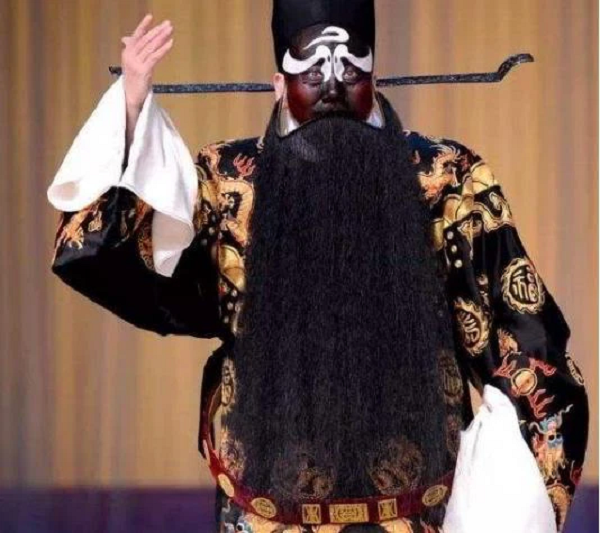 Chiếc áo này thời cổ được gọi là "mãng bào", con vật được trang trí lên áo là "mãng" hay chính là sự cách điệu giống rồng của loài trăn.