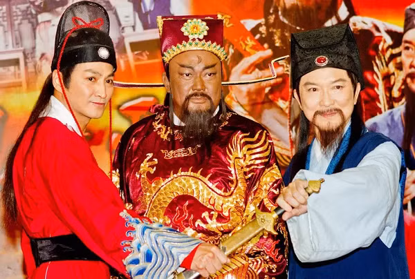 Điểm khác biệt lớn nhất là "long" có năm ngón chân còn "mãng" chỉ có bốn ngón. Ở Trung Quốc, trong suốt thời Minh, mãng bào thường là một quà tặng của vua ban thưởng cho công thần.