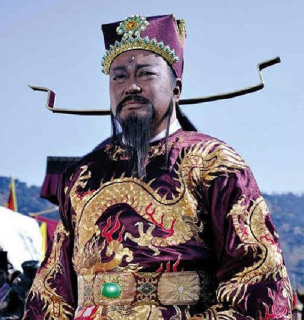 Điển chế nhà Thanh quy định: "Quan tam phẩm trở lên áo thêu chín mãng, lục phẩm trở lên áo thêu tám mãng, các cấp ở dưới áo thêu năm mãng". Mãng bào ở hai nhà Minh – Thanh là biểu tượng của địa vị người người đều hướng tới.